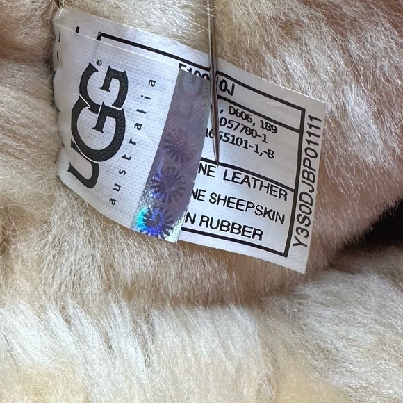 UGG Women’s  Bailey Triple Button Boots. Size 7 - Picture 7 of 10